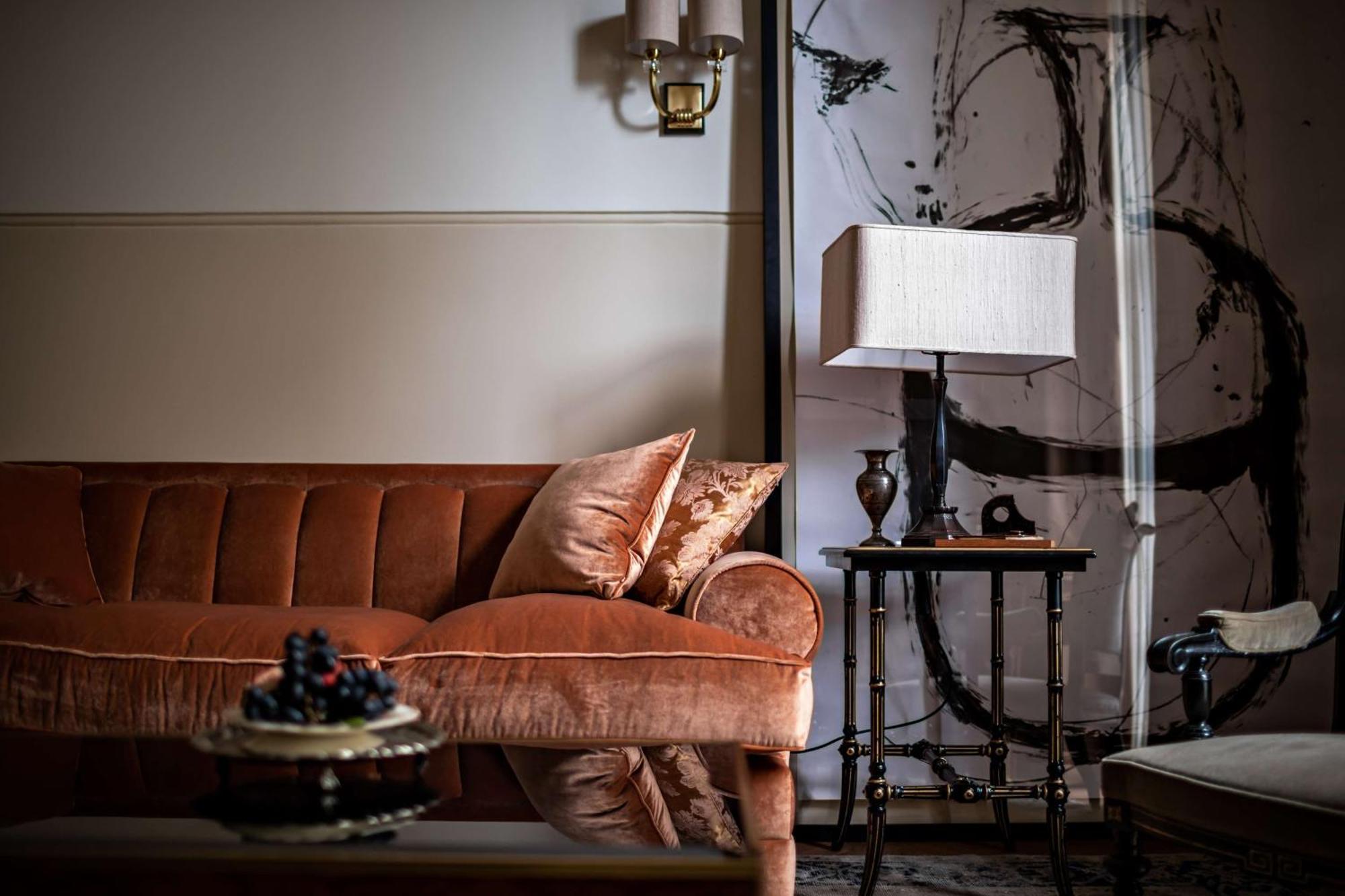 Nomad London Hotel Exterior foto A velvet sofa