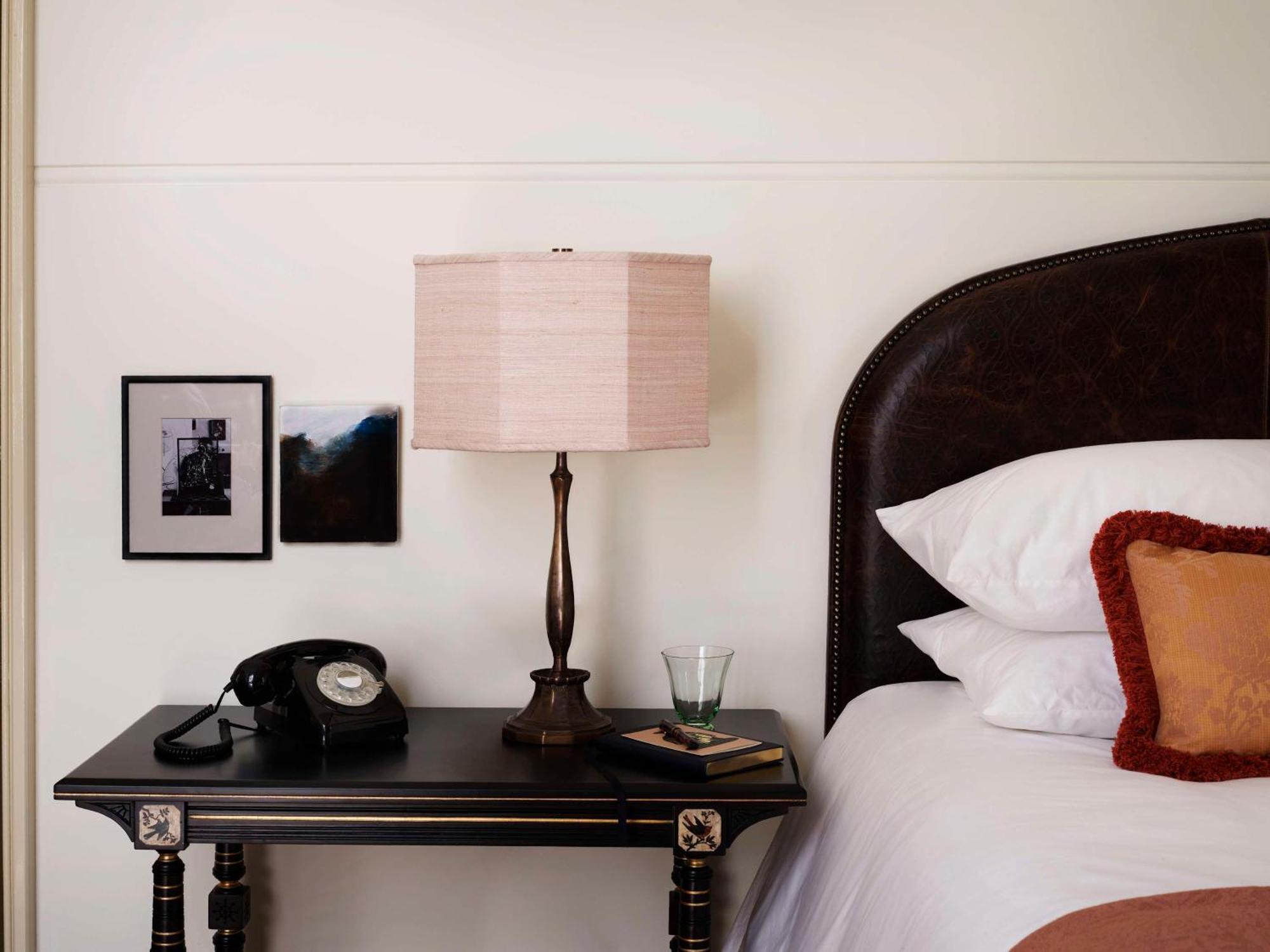 Nomad London Hotel Exterior foto A bedside table