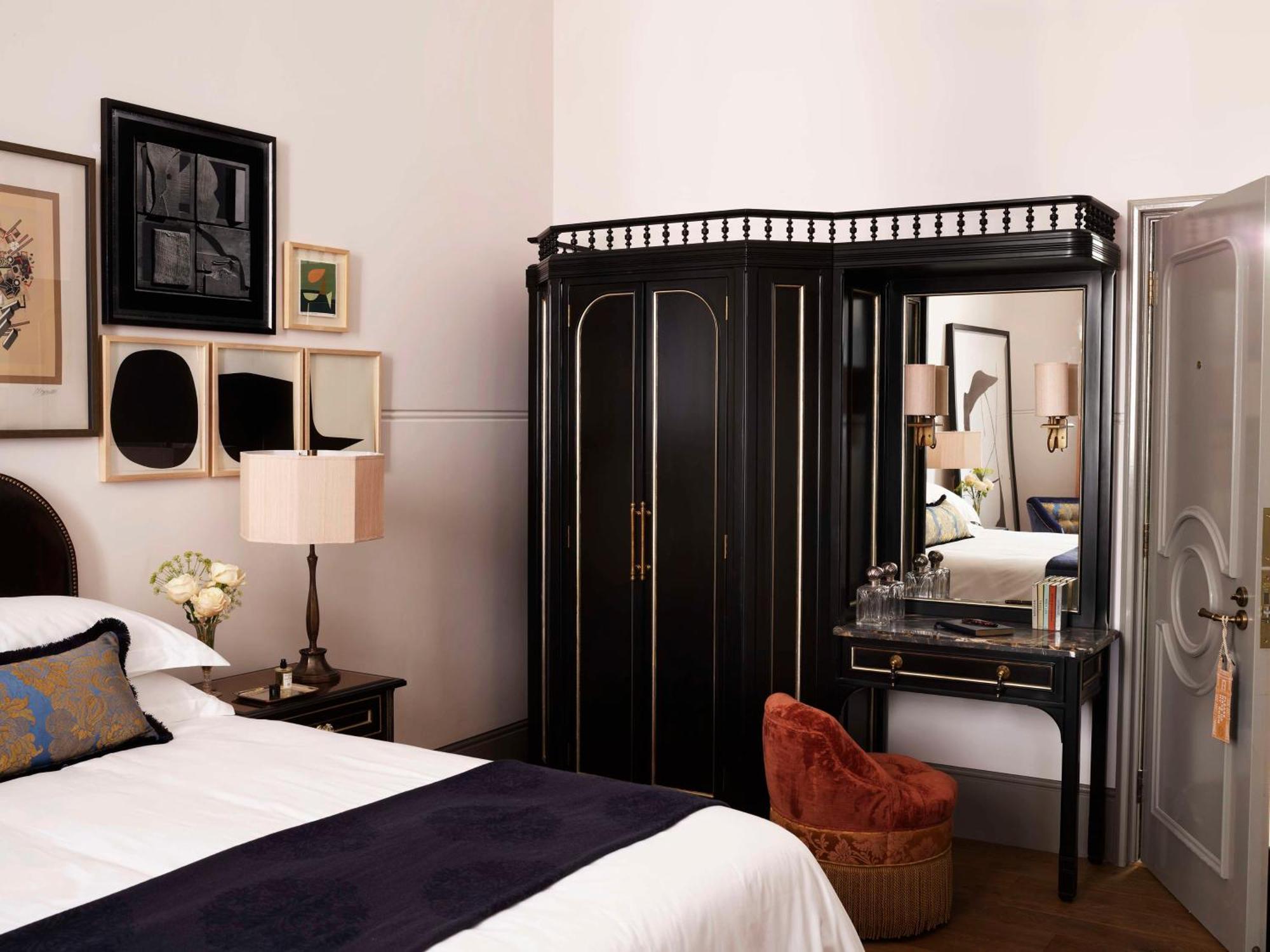 Nomad London Hotel Exterior foto A bedroom at the Mandarin Oriental, Singapore