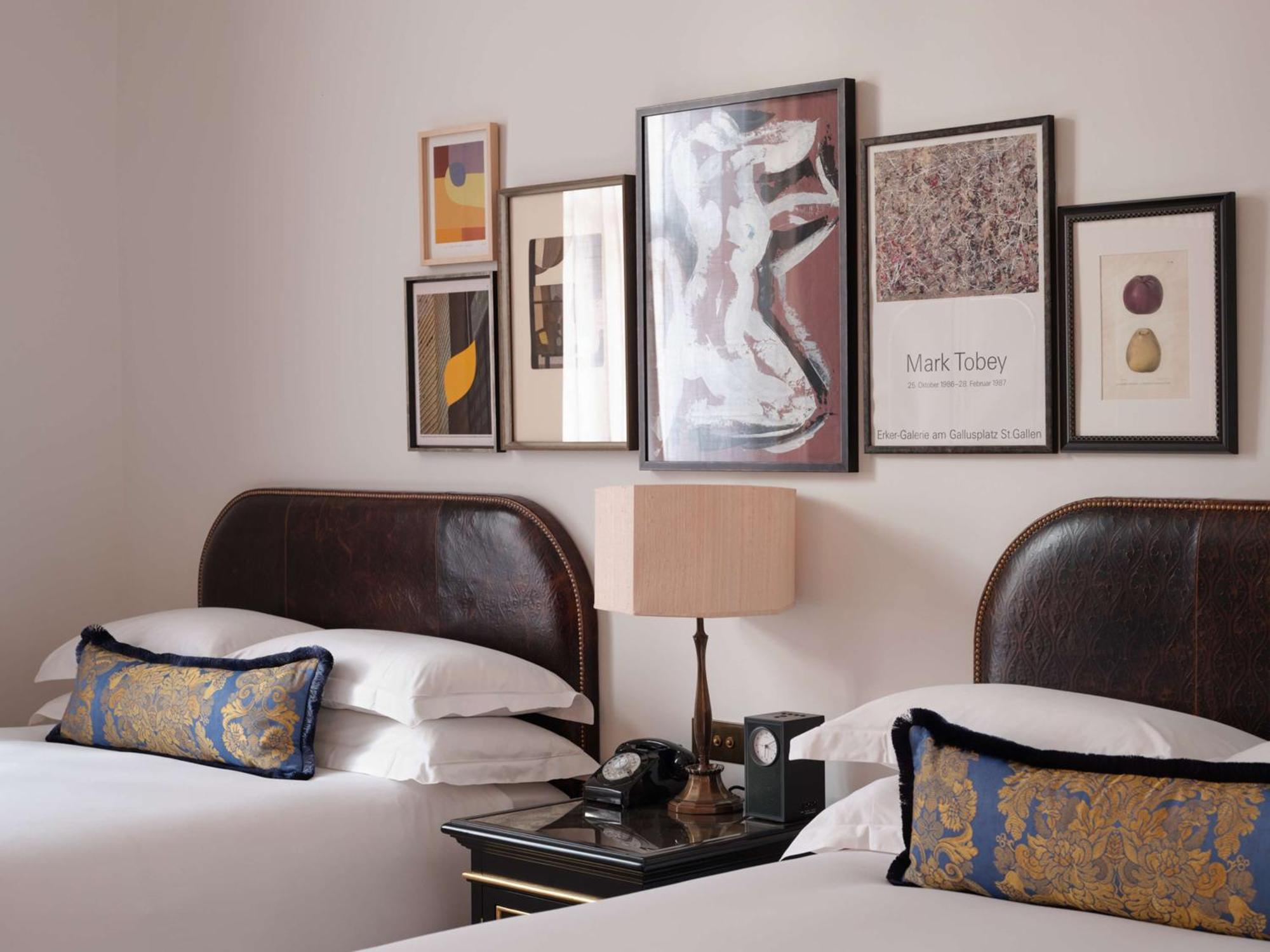 Nomad London Hotel Exterior foto Artwork by Mark Rothko in a guest room at The Ritz-Carlton, Boston