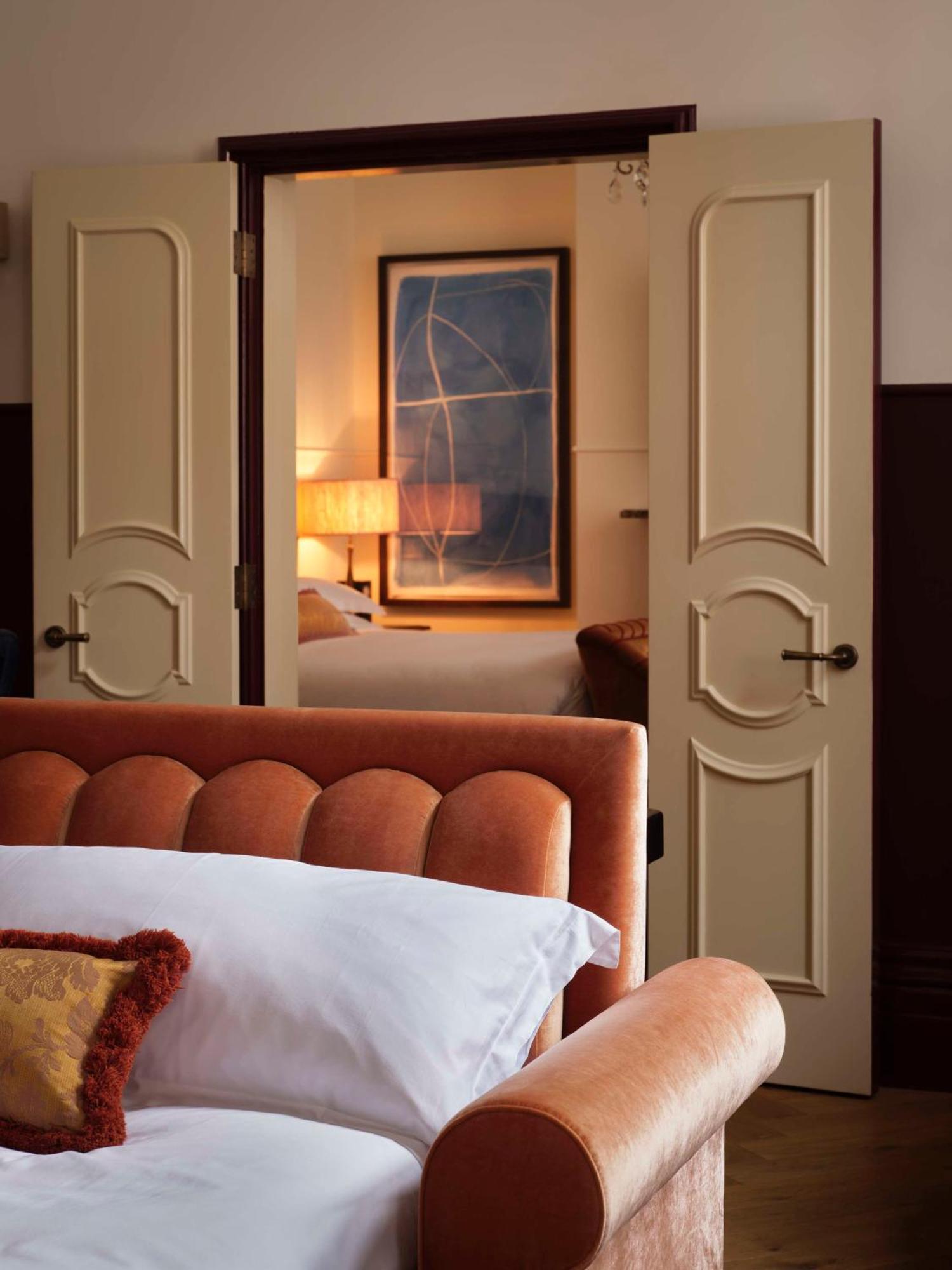 Nomad London Hotel Exterior foto A bedroom at The Ritz-Carlton, Dubai